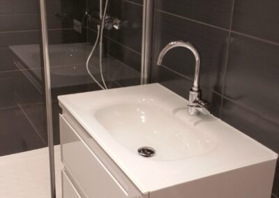 Installation sanitaire en cours de réalisation