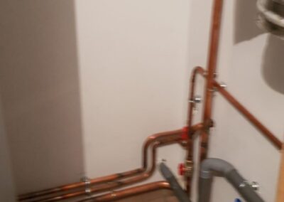Réseau sanitaire avec tuyaux et raccords