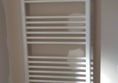 Réseau de plomberie intérieure en cours d’installation