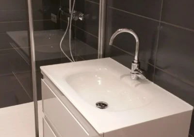 Installation sanitaire en cours de réalisation