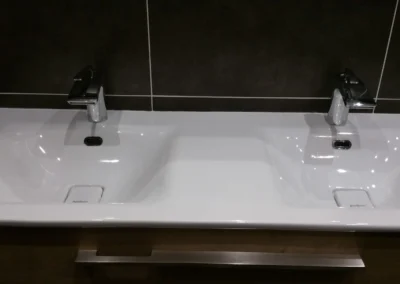 Réseau de plomberie installé en intérieur