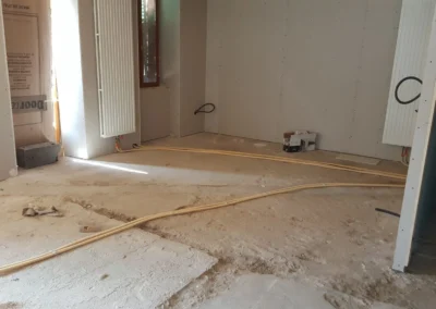 Éléments sanitaires installés dans une pièce