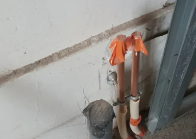 Équipements de plomberie installés sur chantier