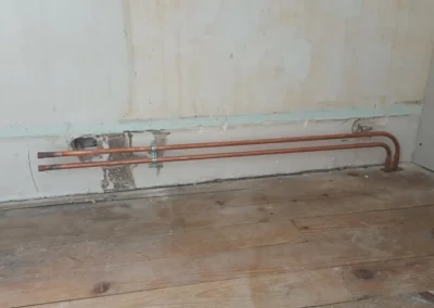 Réseau de plomberie avec raccords apparents