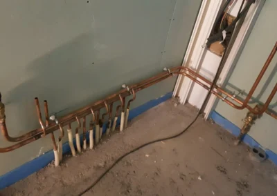 Raccordements sanitaires sur une installation de plomberie