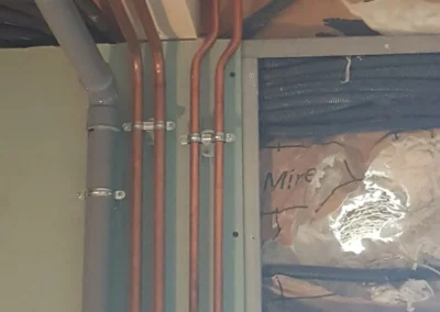 Installation sanitaire avec raccordements visibles