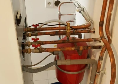 Réseau de plomberie installé en intérieur