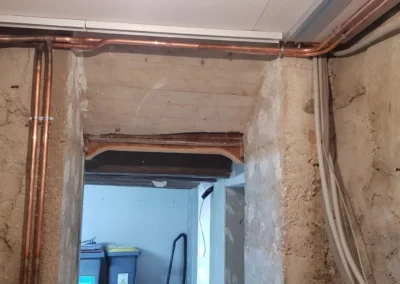 Éléments de plomberie en cours de pose