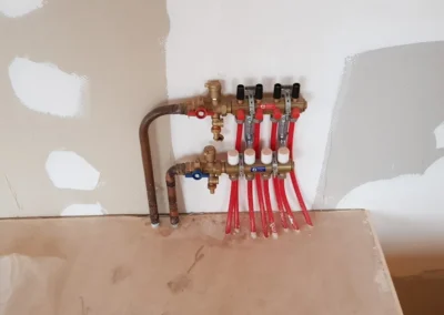 Équipement sanitaire en cours de pose