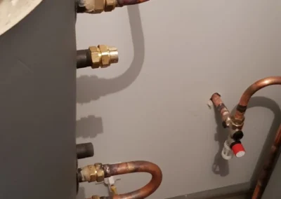 Éléments de plomberie installés sur chantier
