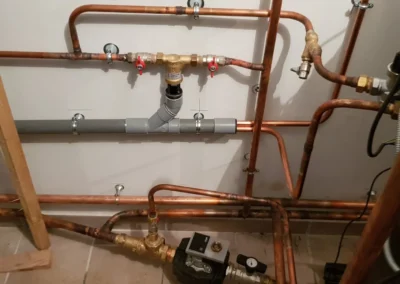 Éléments de plomberie en cours de pose