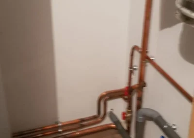 Réseau sanitaire avec tuyaux et raccords