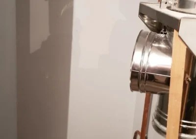 Tuyauterie de plomberie en phase d'installation