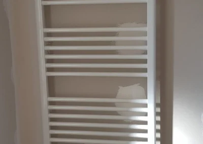 Réseau de plomberie intérieure en cours d’installation