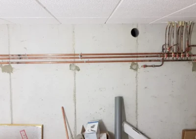 Équipement sanitaire en cours d’installation