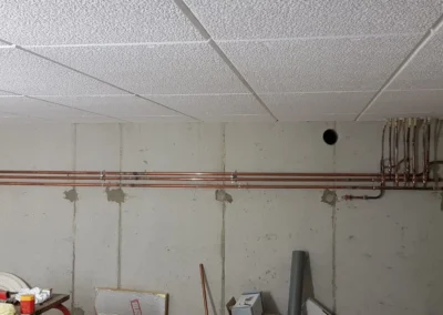 Réseau de plomberie en cours de pose